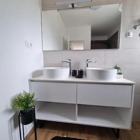 Lea Nyaraló Kaštel Novi